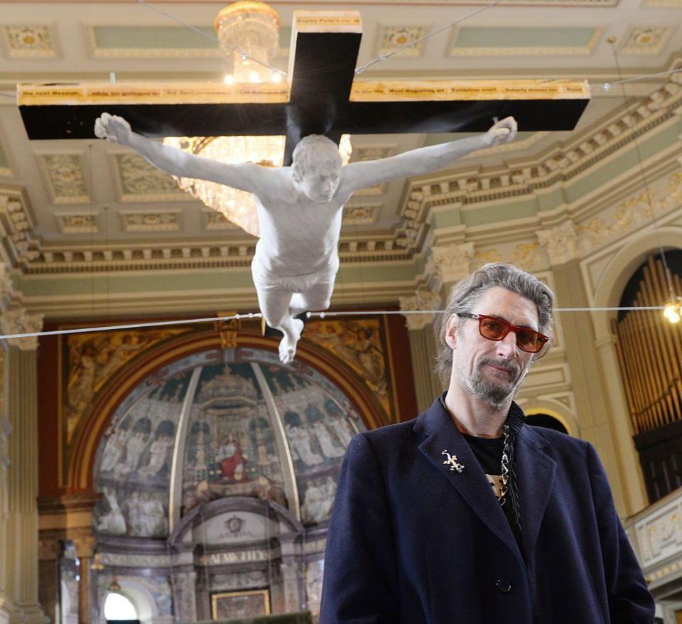 El escultor Nick Reynolds en la inauguración de la estatua del crucifijo de Pete Doherty llamada 