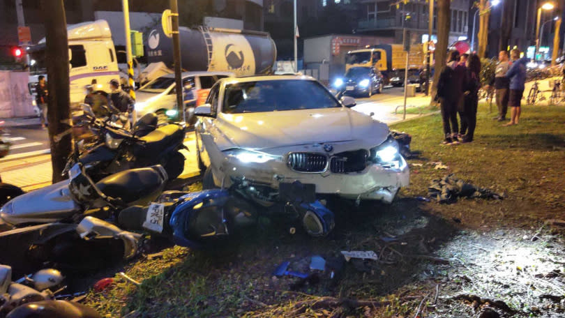 曹女開BMW失控暴衝，開上人行道，車頭幾乎全爛。（圖／翻攝臉書台北之北投幫）