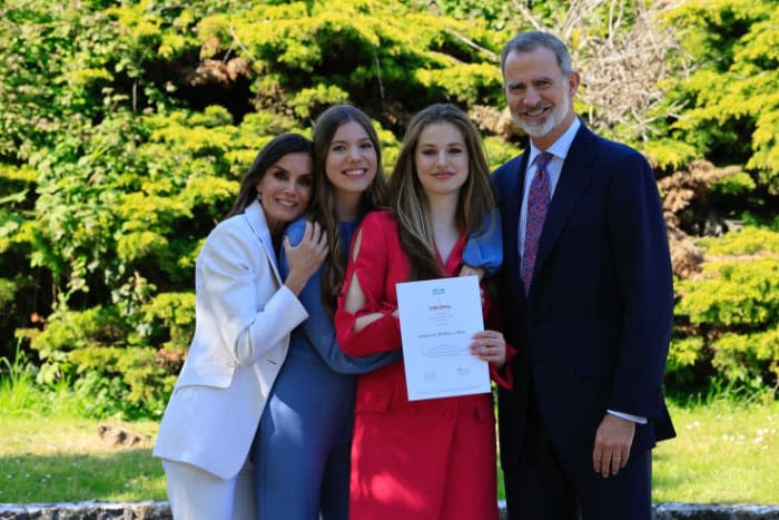 La Princesa Leonor con los Reyes y su herman