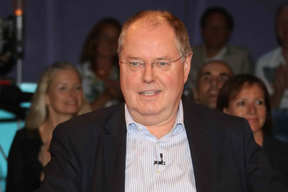 <p>Den vierten Platz teilen sich SPD-Politiker Peer Steinbrück (Foto) und sein CDU-Kollege Josef Rief. Rief kommt auf 686.000 Euro sicheren Mindestbetrag und 492.5000 mögliche weitere Einkünfte, Steinbrück verdient mindestens 644.000 Euro mit 468.000 möglichen weiteren Gewinnen. (Bild: ddp images/BUG) </p>