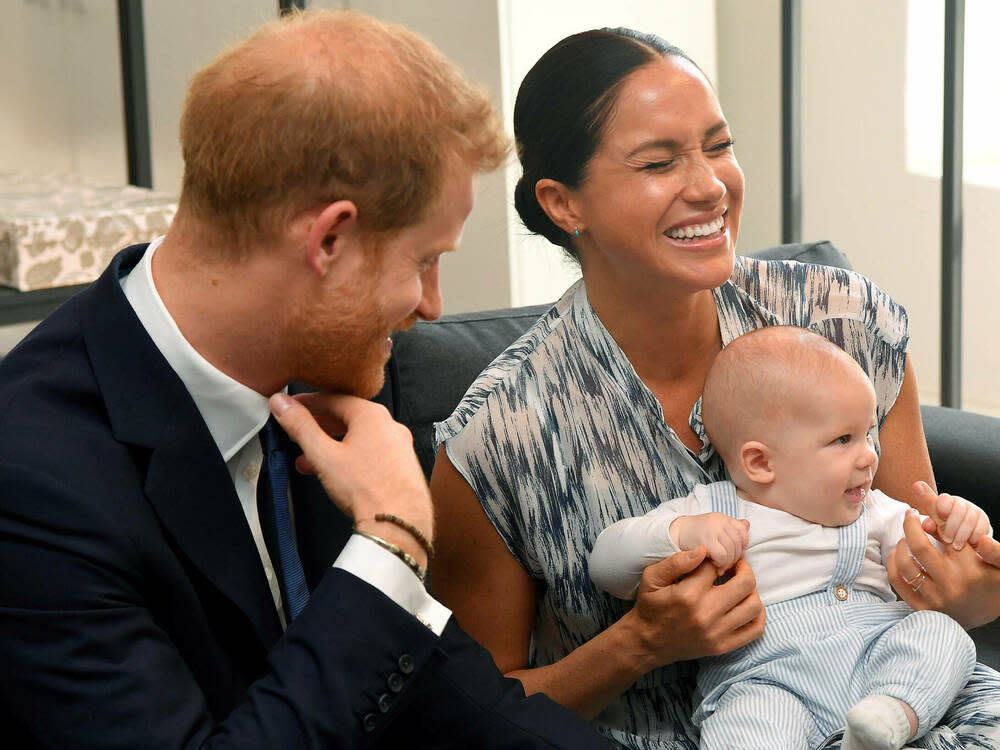 Prinz Harry, Herzogin Meghan und der kleine Archie im Jahr 2019 (Bild: imago images/PA Images)