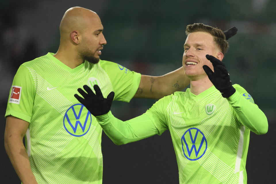 Yannick Gerhardt (derecha) celebra con su compañero John Brooks tras anotar un gol contra Stuttgart en el partido de la Bundesliga, el domingo 31 de enero de 2021. (Swen Pfortner/dpa vía AP)