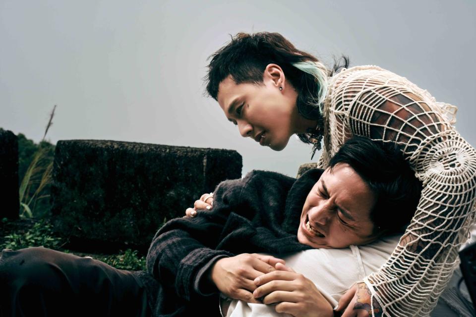阿夜（右）在〈懦弱〉MV中飾演承接住鄭人碩情緒的人。華納音樂提供