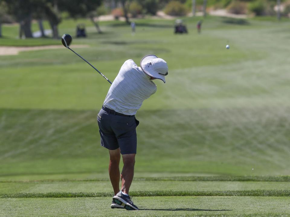Un golfista da el primer hoyo en el Ironwood Country Club durante el 46º Campeonato Amateur Senior de la SCGA en Palm Desert, California, el 22 de mayo de 2023. 