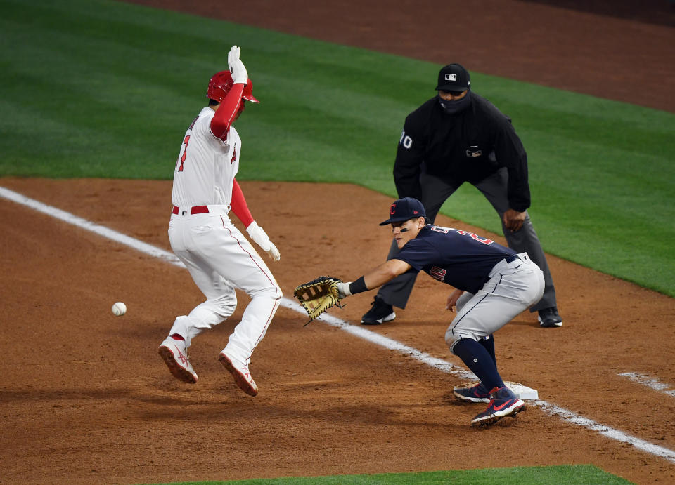 張育成（右）在19日的比賽鎮守一壘，跑者為大谷翔平。(Photo by John Cordes/Icon Sportswire via Getty Images)