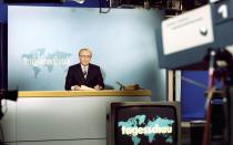 Er war ein Pionier der deutschen Fernsehgeschichte: Karl-Heinz Köpcke, der am 29. September seinen 100. Geburtstag gefeiert hätte, war der erste wirkliche Sprecher der "Tagesschau". Er steht am Beginn einer langen Ahnenreihe großer Moderatoren bei den ARD-Hauptnachrichten. (Bild: NDR / Gita Mundry)