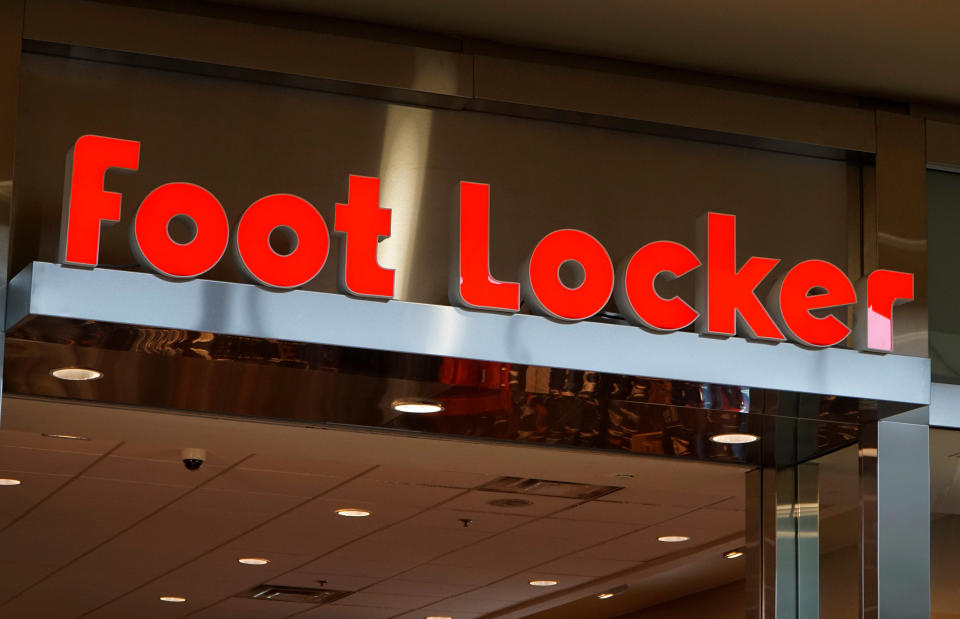 <p>Foot Locker anunció a principios de 2018 que sufrió una pérdida neta de 49 millones de dólares en el cuarto trimestre de 2017 y que sus ventas descendieron un 3,7%. Por ello, la multinacional dedicada a la zapatería y la ropa deportiva cerrará 110 tiendas en Estados Unidos este mismo año. (Foto: Rick Wilking / Reuters). </p>