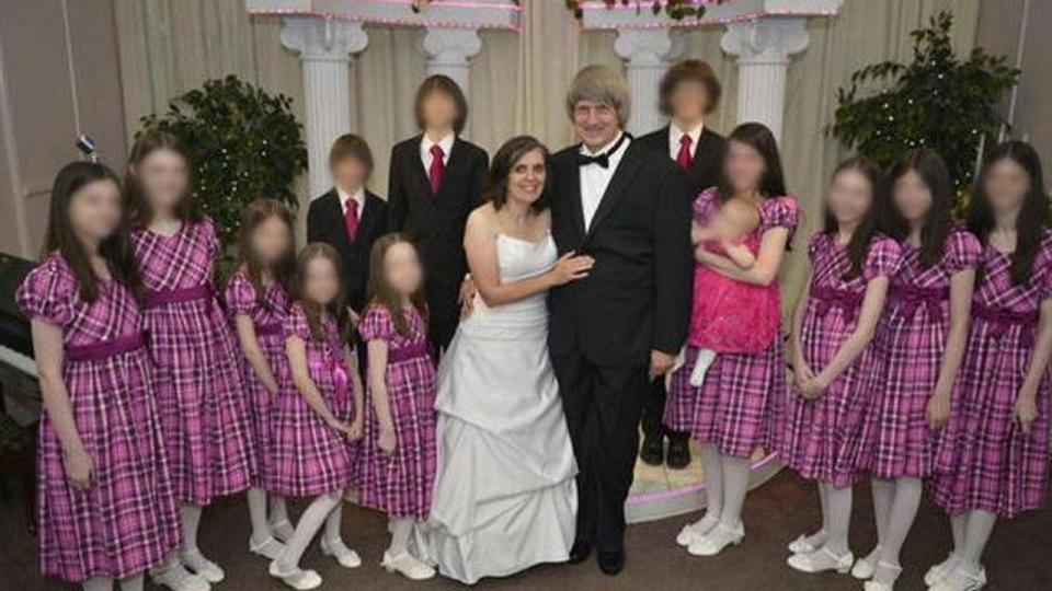 La familia Turpin, padres y 13 hijos, en un viaje en el que parecían una familia normal. Pero según las autoridades la pareja mantenía a sus hijos sometidos a reclusión, hambre y tortura en su casa en California. (Archivo Yahoo)