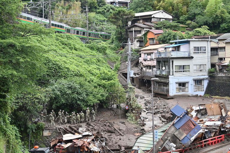 Miles de bomberos y rescatistas trabajan en la zona de la tragedia