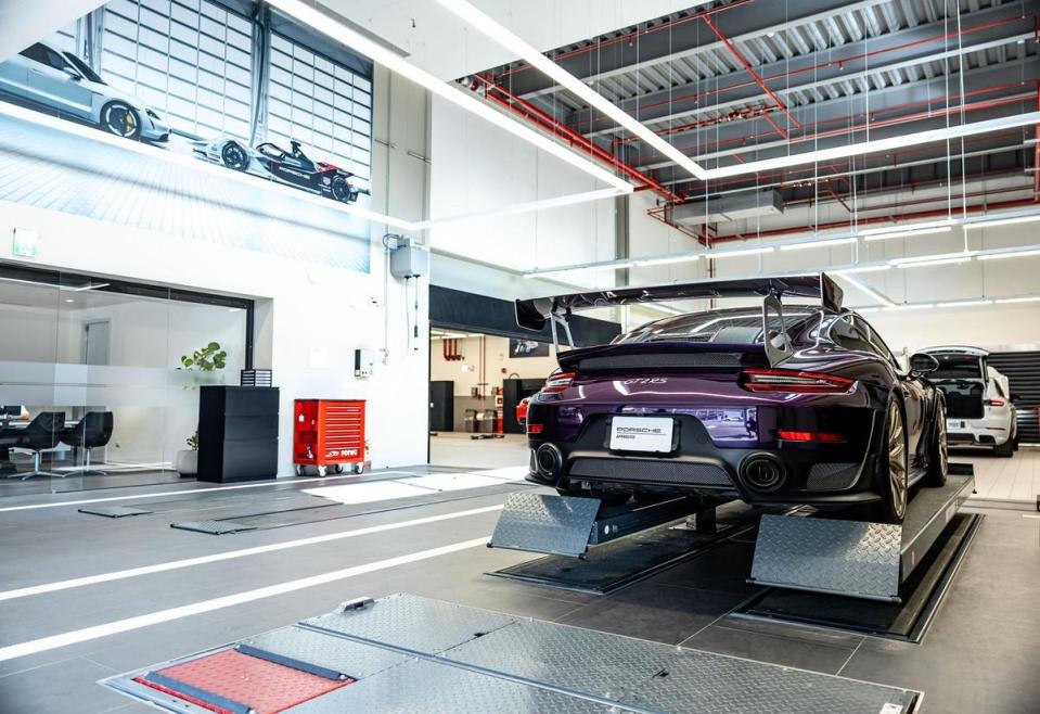 Porsche Centre Tainan全數採用符合保時捷德國原廠規範的頂級維修工具設備和完善的輔助機具。