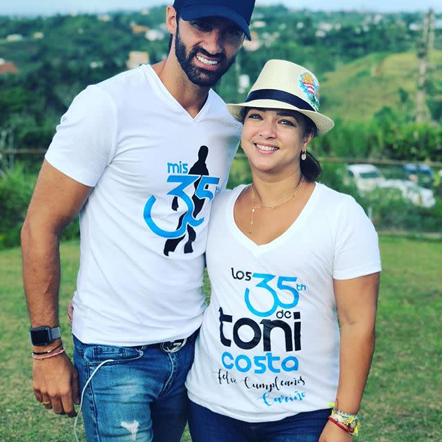 Adamari López y Toni Costa festejando los 35 del español. <a href="https://www.instagram.com/adamarilopez/?hl=en" rel="nofollow noopener" target="_blank" data-ylk="slk:Foto: Adamari López/Instagram;elm:context_link;itc:0;sec:content-canvas" class="link ">Foto: Adamari López/Instagram</a>