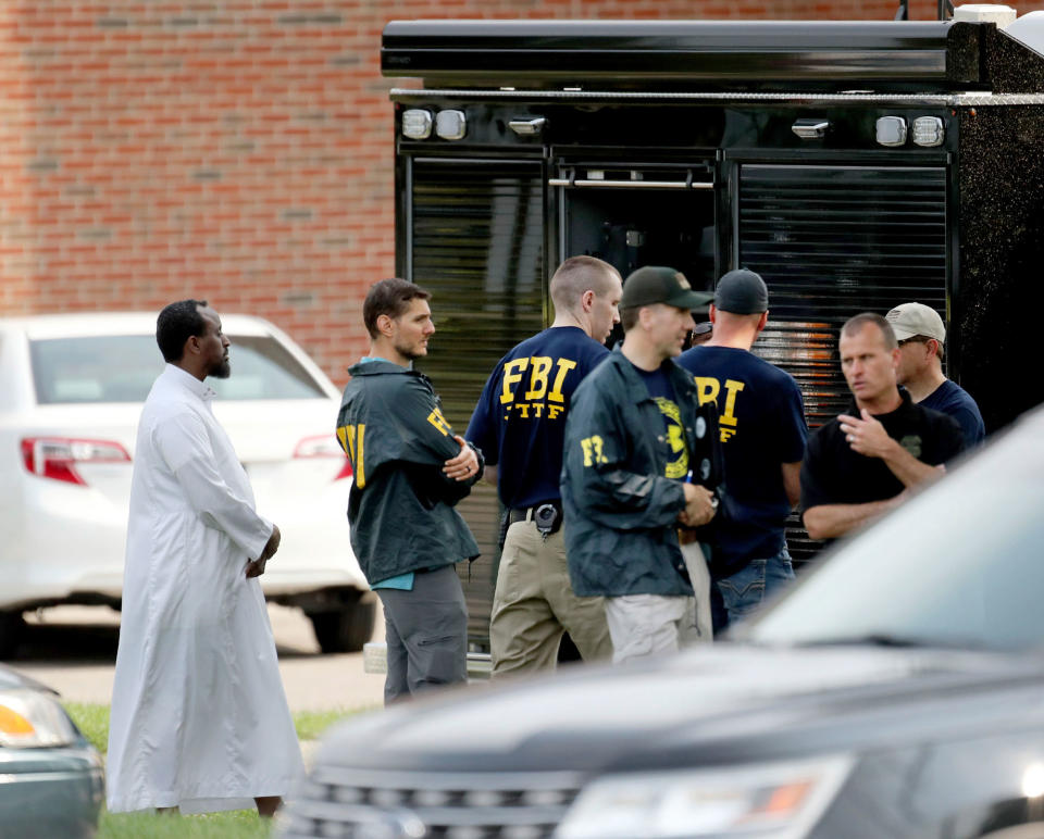 <p>Law enforcement officials investigate an explosion at the Dar Al-Farooq Islamic Center in Bloomington, Minn., on Saturday, Aug. 5, 2017. (Photo: David Joles/Star Tribune via AP) </p>