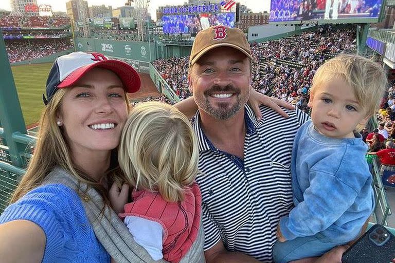 Tom Welling junto a su familia