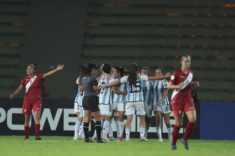 El festejo de todas, tras el primer gol anotado por Yamila Rodriguez tras una asistencia de Banini