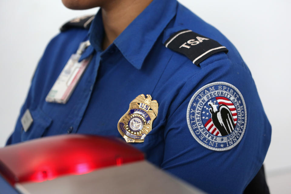 Un agente de la TSA observa un monitor de rayos X mientras revisa el equipaje en un carril especial de TSA Pre-check en la Terminal C del Aeropuerto LaGuardia el 27 de enero de 2014 en la ciudad de Nueva York. (Foto de John Moore/Getty Images)