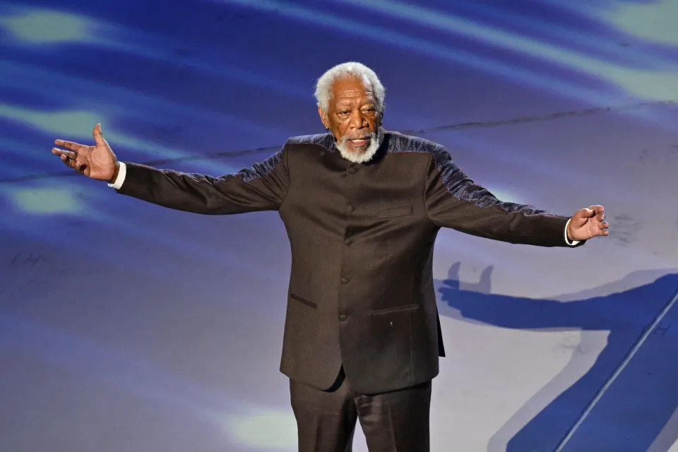 Morgan Freeman foi criticado por participar da cerim&#xf4;nia da abertura da Copa do Mundo do Catar (Photo by Mustafa Yalcin/Anadolu Agency via Getty Images)