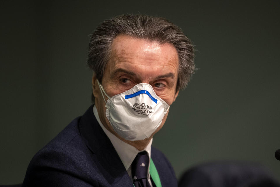 Quasi ogni giorno si registra un nuovo picco di casi. La Lombardia è ancora l'epicentro della pandemia e il governatore della Regione Attilio Fontana è il primo a prendere provvedimenti ancor più restrittivi di quelli del governo centrale, istituendo il "coprifuoco" dalle 23.00 alle 5. Il suo esempio viene seguito anche da altre Regioni: Lazio, Campania, Sicilia e Piemonte. (AP Photo/Luca Bruno)