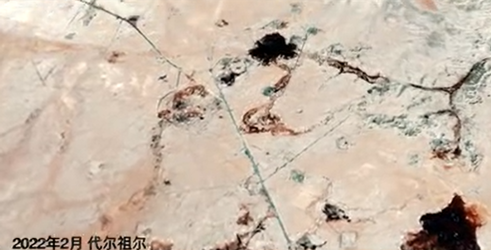 從衛星圖片來看，代爾祖爾省的油田，地面上有千瘡百孔的開採痕跡，甚至還有石油自地底滲漏出地面。   圖:翻攝自玉淵潭天微博