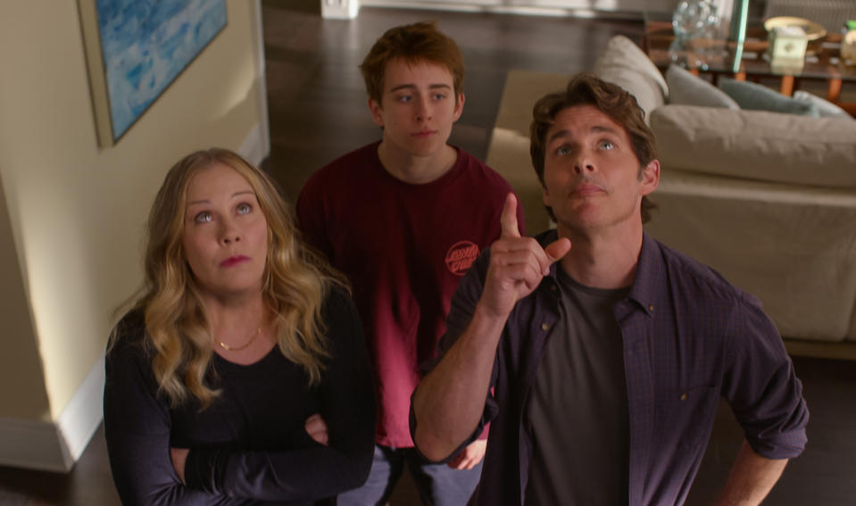 DEAD TO ME (L to R) CHRISTINA APPLEGATE as JEN HARDING, SAM MCCARTHY as CHARLIE HARDING and JAMES MARSDEN as BEN WOOD in DEAD TO ME. Cr. Courtesy of NETFLIX / © 2022 Netflix, Inc.