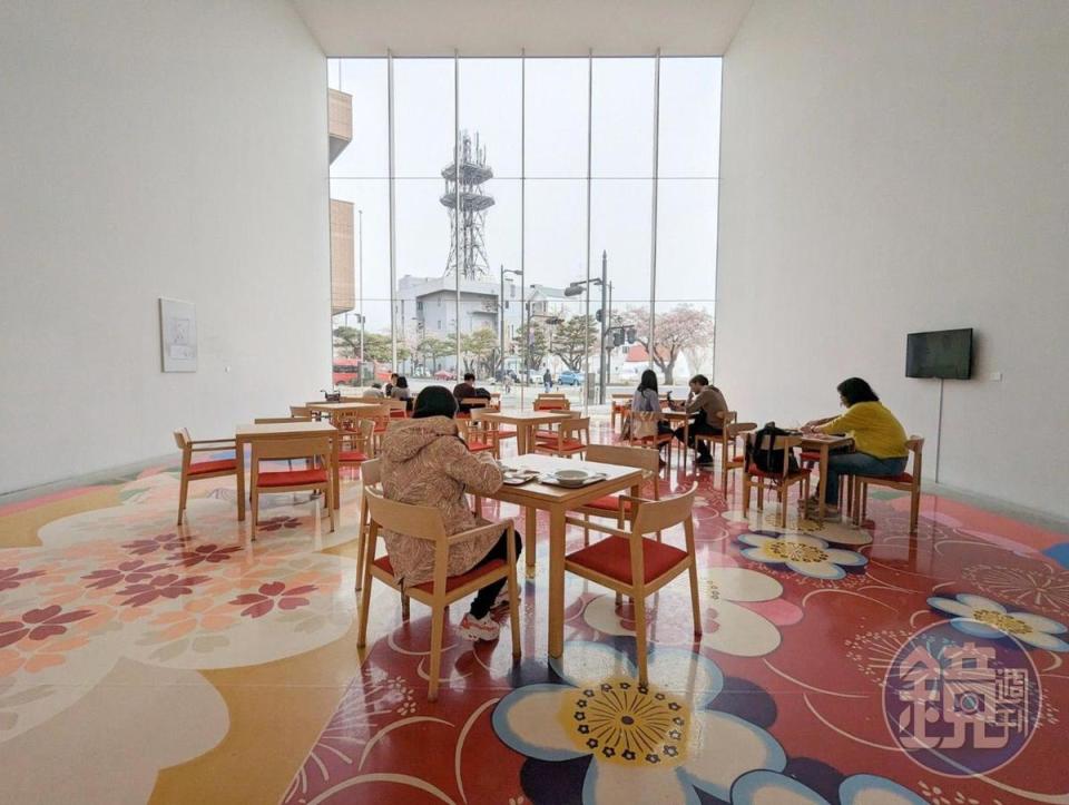美術館配置咖啡廳，納入大量的光線，有著明亮的藝術感。
