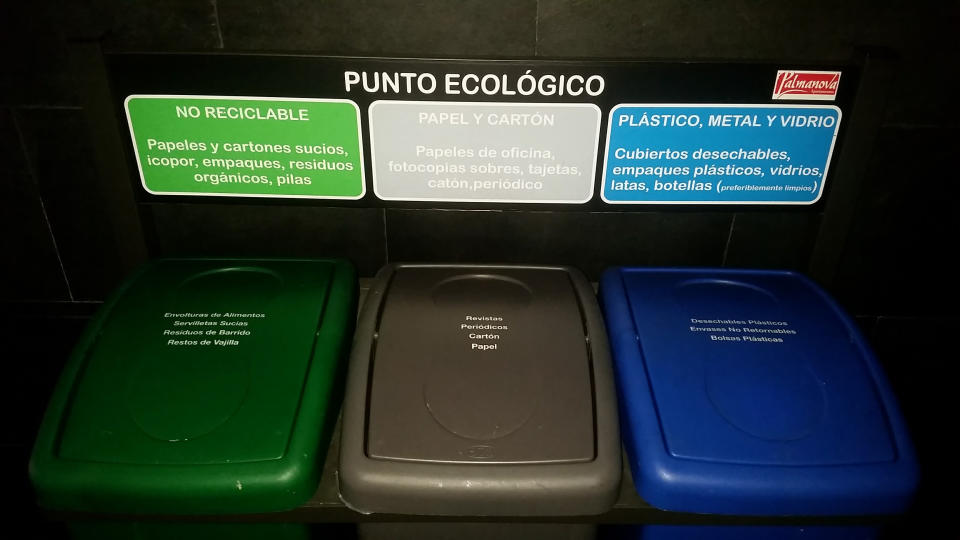 Contenedores para la separación de residuos sólidos en unidades residenciales de Colombia. (Sebastián Aguirre Eastman)