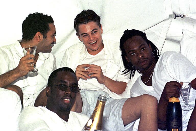 Leonardo DiCaprio y Sean Diddy Combs, en una fiesta blanca de 1998 en plena fiebre de Titanic