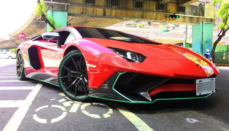 「大牛王」路邊「掛點」？Lamborghini LP750-4 SV「台灣分身版」隨機捕獲