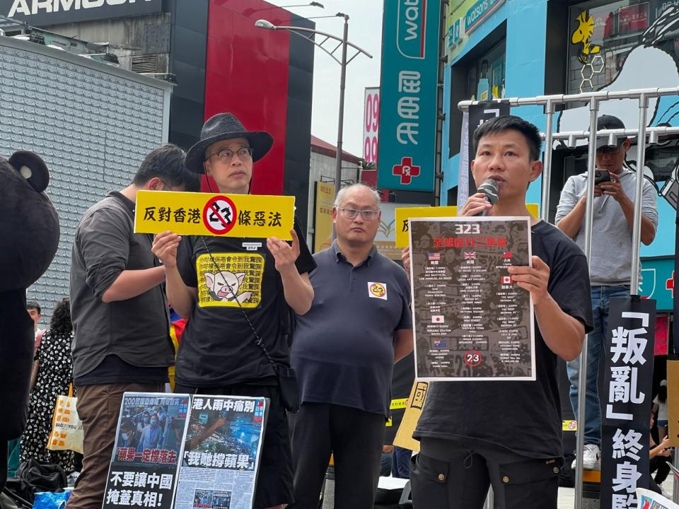 流亡港人赴湯（右）與台灣民運人士李明哲（中）出席反對香港基本法23條活動。郭宏章攝