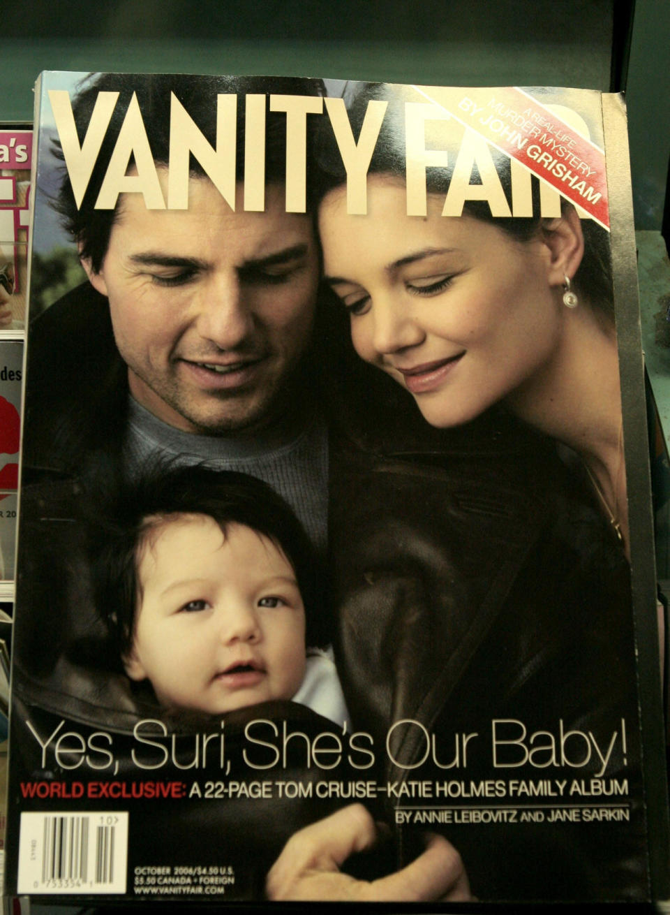 Am 18. April 2006 kam Suri Cruise zur Welt. Das erste Baby-Foto landete auf dem Cover der “Vanity Fair”. Auch ihre Eltern Katie Holmes und Tom Cruise durften mit drauf. (Bild-Copyright: Michael Carpenter/WENN)