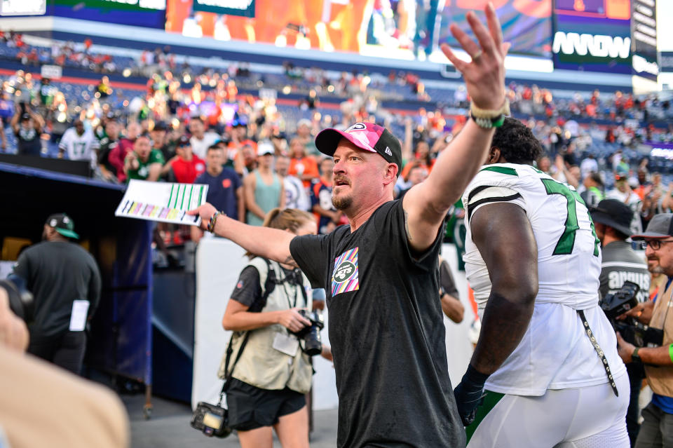 Nathaniel Hackett saugte es auf, nachdem seine Jets die Broncos in Denver besiegten.  (Dustin Bradford/Sportswire Icon über Getty Images)