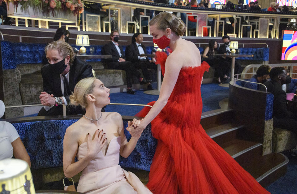Las nominadas a Mejor Actriz: Vanessa Kirby y Amanda Seyfried fueron de las pocas en asistir de a la entrega número 93 de los premios Oscar que se realizaron en Union Station en Los Angeles, California. (Getty Images)