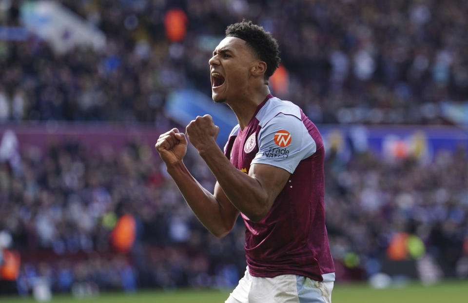 Ollie Watkins de Aston Villa celebra el gol de su compañero Moussa Diaby ante Bournemouth en la Liga Premier, el domingo 21 de abril de 2024. (David Davies/PA vía AP)