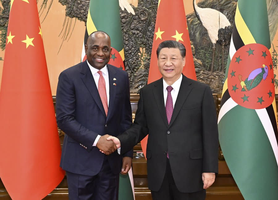 多米尼克總理 Roosevelt Skerrit 在博鰲亞洲論壇年會上宣稱「多米尼克支持一中原則，倡導台灣和平統一，回歸中國祖國懷抱」。   圖：翻攝Roosevelt Skerrit X平台