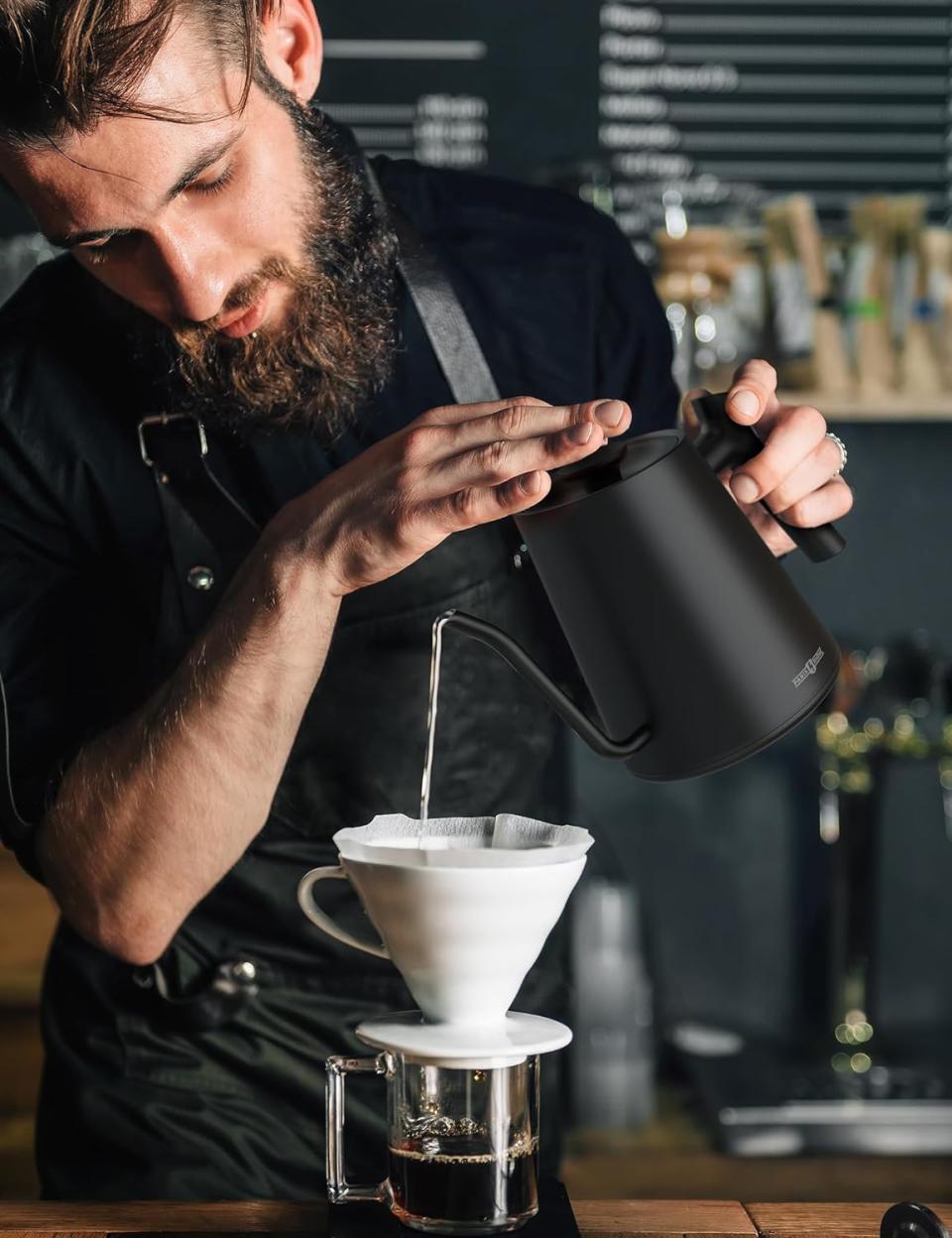 Nicht nur bei Kaffee macht die Temperatur den Geschmack. Der Wasserkocher mit Schwanenhals sorgt in jeder Hinsicht für volle Kontrolle. (Foto: Amazon)