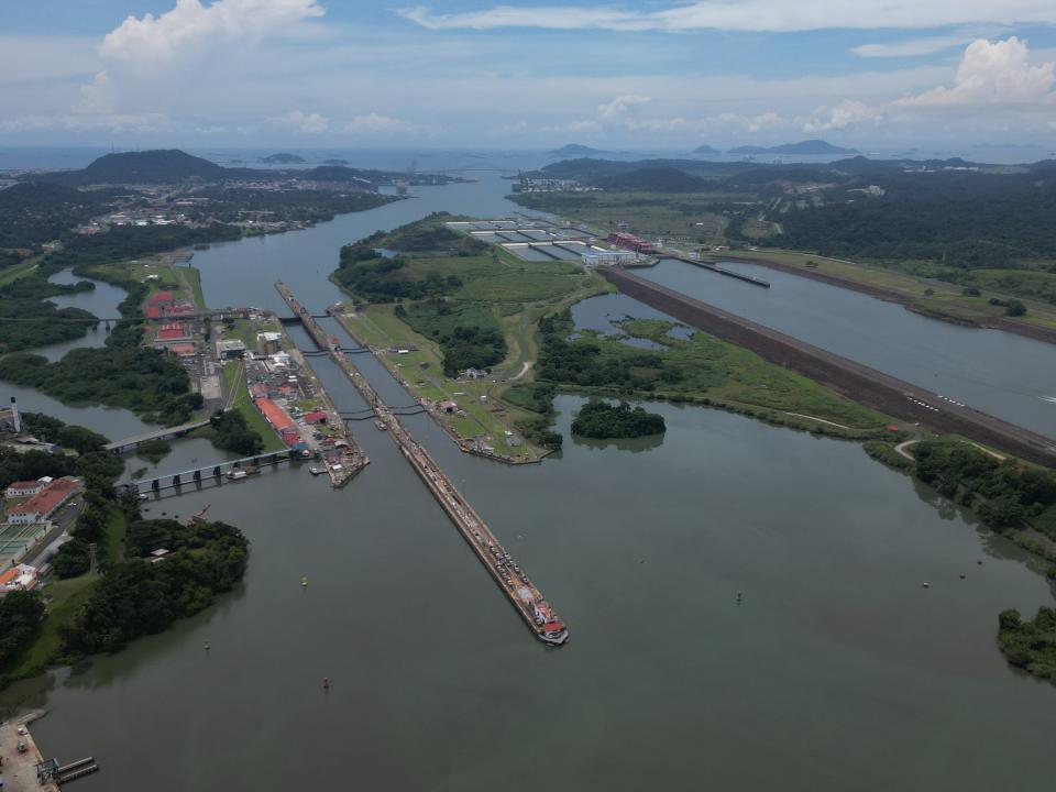 26 August 2023, Panama, Panama-Stadt: View of the Miraflores Locks (l) and the Cocoli Locks (r) of the Panama Canal. On both sides of the Panama Canal, 126 freighters have recently been jammed, which is almost 40 percent more than in normal times. The reason for this is the restriction of ship passages due to the ongoing drought. The waiting time is nine to eleven days, as the canal authority announced on Friday. Photo: Mauricio Valenzuela/dpa