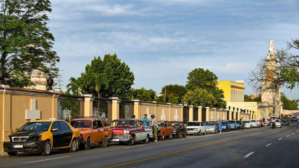 Colas para adquirir combustible en una calle de La Habana. 