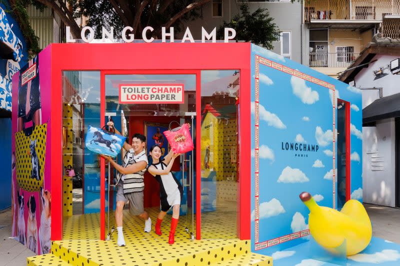 ▲李沐、禾浩辰搶先開逛 LONGCHAMP x TOILETPAPER 台南藍晒圖文創園區快閃店。（圖／LONGCHAMP提供）