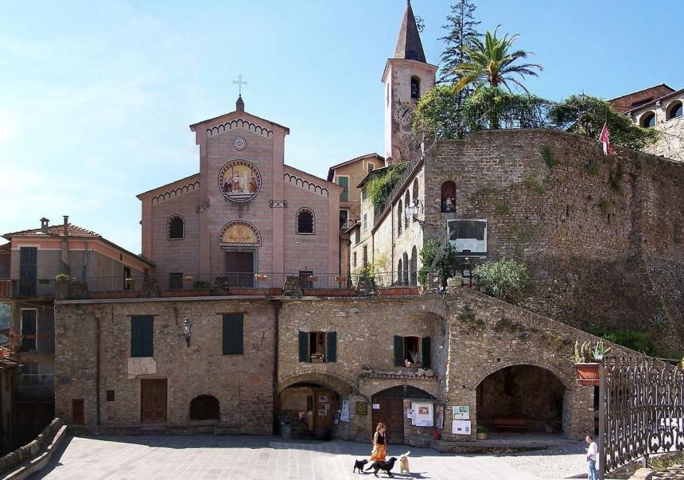 Apricale’s name is revealing in and of itself: "apricale" is derived from the Latin "apricus," meaning "sunlit" or "full of sun." Protected by the Alps and located in the province of Imperia, it does in fact enjoy a wonderful climate. The original urban structure and medieval atmosphere have been preserved intact; the village is a maze of crooked streets, steep stairways and covered passageways. Don’t miss out on visiting the village’s many churches and the Lucertola Castle. In the summertime, check out <a href="https://books.google.com/books?id=i0IZYN8iGXgC&pg=RA1-PA75&lpg=RA1-PA75&dq=Lucertola+Castle.&source=bl&ots=B7gUhMr_0P&sig=WhZcg0EJgxqP3D8-NlEMsBKK0DY&hl=en&sa=X&ei=T60_VaLrNomFsAWcVg&ved=0CCUQ6AEwATgK#v=onepage&q=Lucertola%20Castle&f=false" target="_blank">plays put on by local actors</a> in the charming Medieval village square.  