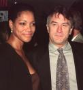 Grace Hightower et Robert De Niro se rencontrent en 1987 dans une boîte de nuit londonienne, avant que le comédien n’officialise son divorce avec sa première épouse, Diahnne Abbott. Après une relation en dents de scie étalée sur une décennie, durant laquelle l’acteur fréquente Toukie Smith, son mariage avec Grace Hightower est célébré en 1997, dans leur demeure de Marbletown. En 1998 naît leur fils Elliot, diagnostiqué autiste. Près de vingt ans plus tard, en 2017, le père de famille explique que son fils a "<em>changé du jour au lendemain</em>" après l’administration de thimésoral. Ce composé chimique contenant du mercure entre dans la composition des vaccins. La star appelle alors les journalistes à "<em>commencer à parler honnêtement de cette question</em>". Il affirme néanmoins qu’il n’est pas "<em>anti-vaccin</em>", un terme "<em>mal connoté utilisé pour clore tout débat</em>" selon lui. <em>(Photo by LUCY NICHOLSON/AFP via Getty Images)</em>