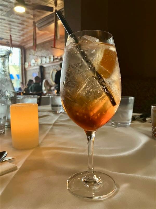 Un clásico cóctel de aperol spritz en Rocco, un restaurante italiano en Rochester.