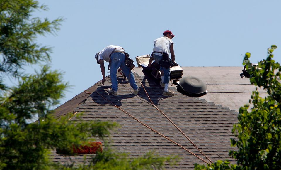 ROOFING: Roofers replace a roof in Edmond, Thursday, May 28, 2009. Photo By David McDaniel, The Oklahoman. ORG XMIT: KOD