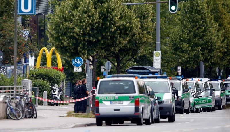 Un jeune homme de 18 ans, qui a apparemment agi seul, a ouvert le feu vendredi soir dans un centre commercial de Munich, tuant au moins neuf personnes. Il s'est suicidé. /Photo prise le 23 juillet 2016/REUTERS/Michael Dalder