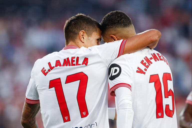 Lamela se abraza con En-Nesyri, delantero de Sevilla