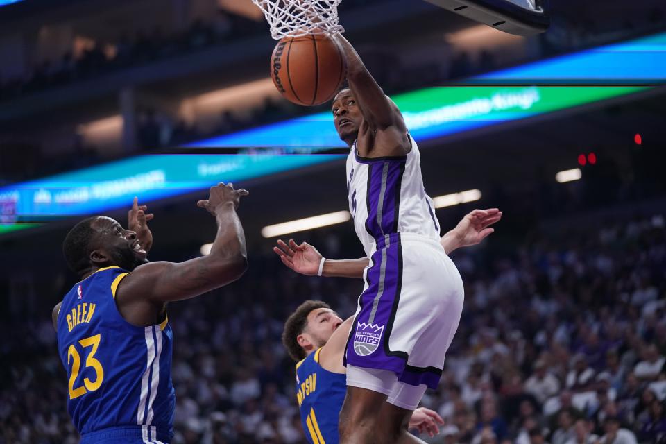 De'Aaron Fox dunks the ball against the Golden State Warriors.