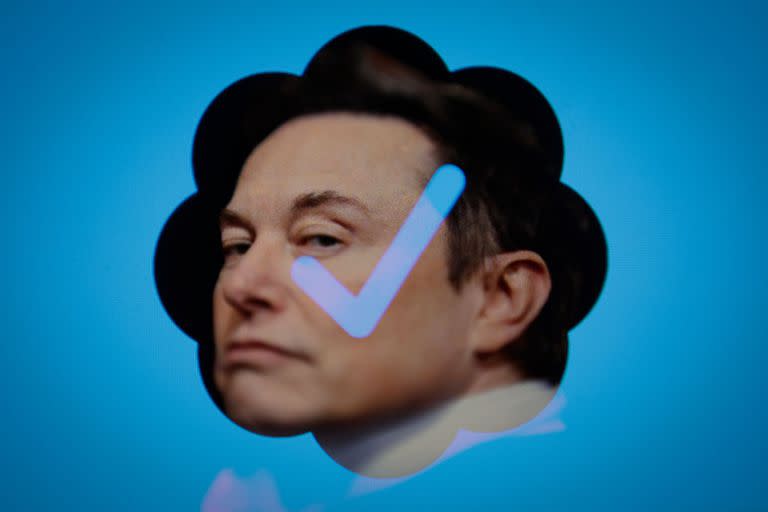 Elon Musk anunció que Twitter ahora tendrá un sistema de verificación de cuentas con insignias de varios colores para diferenciarlas