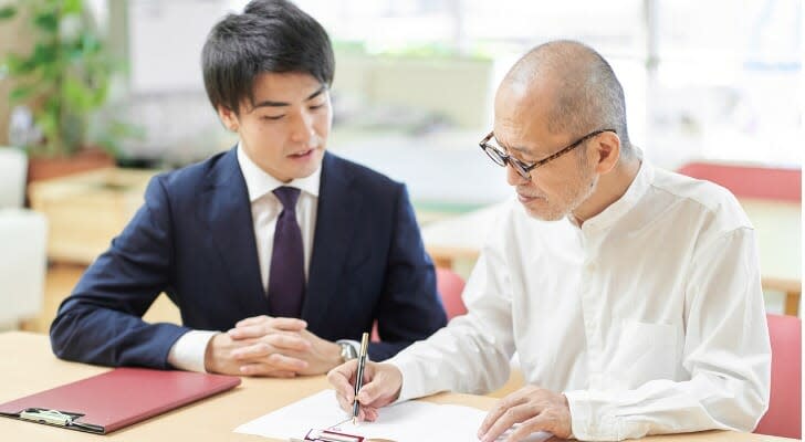 Elderly man works with his real estate agent