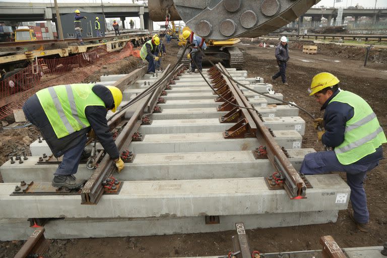 Las tareas que se están llevando a cabo consisten en el desarme completo de todos los componentes de la infraestructura de vías