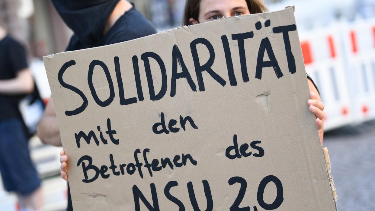 Ein Demonstrantin in Wiesbaden zeigt «Solidarität mit den Betroffenen des NSU 2.0».