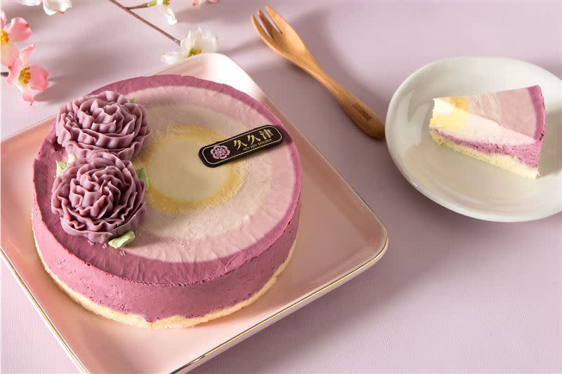 OKmart針對媽媽的喜好結合精緻造型，獨家推出「久久津 雪藏莓果乳酪蛋糕」。（圖／業者提供）
