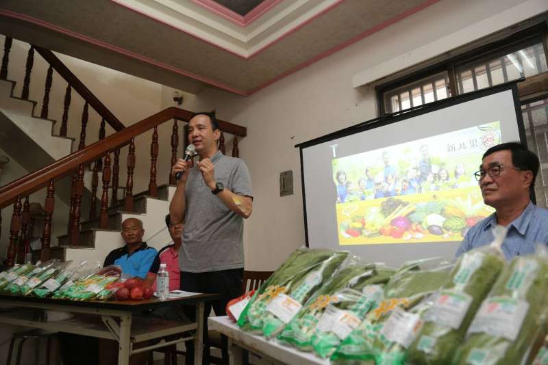 新北市長朱立倫25日出席雲林、嘉義地區有機蔬果拍賣說明會與在地小農座談。（圖／新北市政府提供)